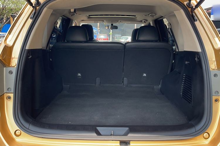 Used Nissan Terra 2018 2.5L Automatic 4x4 Luxury Edition Trunk