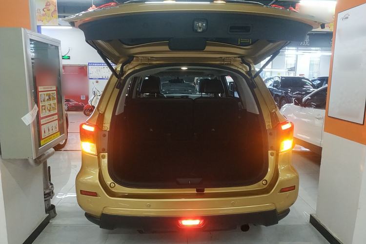 Used Nissan Terra 2018 2.5L Automatic 4x4 Luxury Edition Trunk
