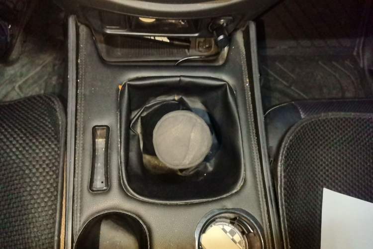 Used Nissan Terra 2020 2.5L XE Manual Two-Wheel-Drive Elite Edition Gear Lever