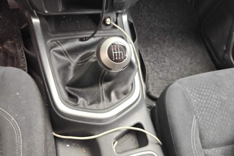 Used Nissan Terra 2020 2.5L XE Manual Two-Wheel-Drive Elite Edition Gear Lever