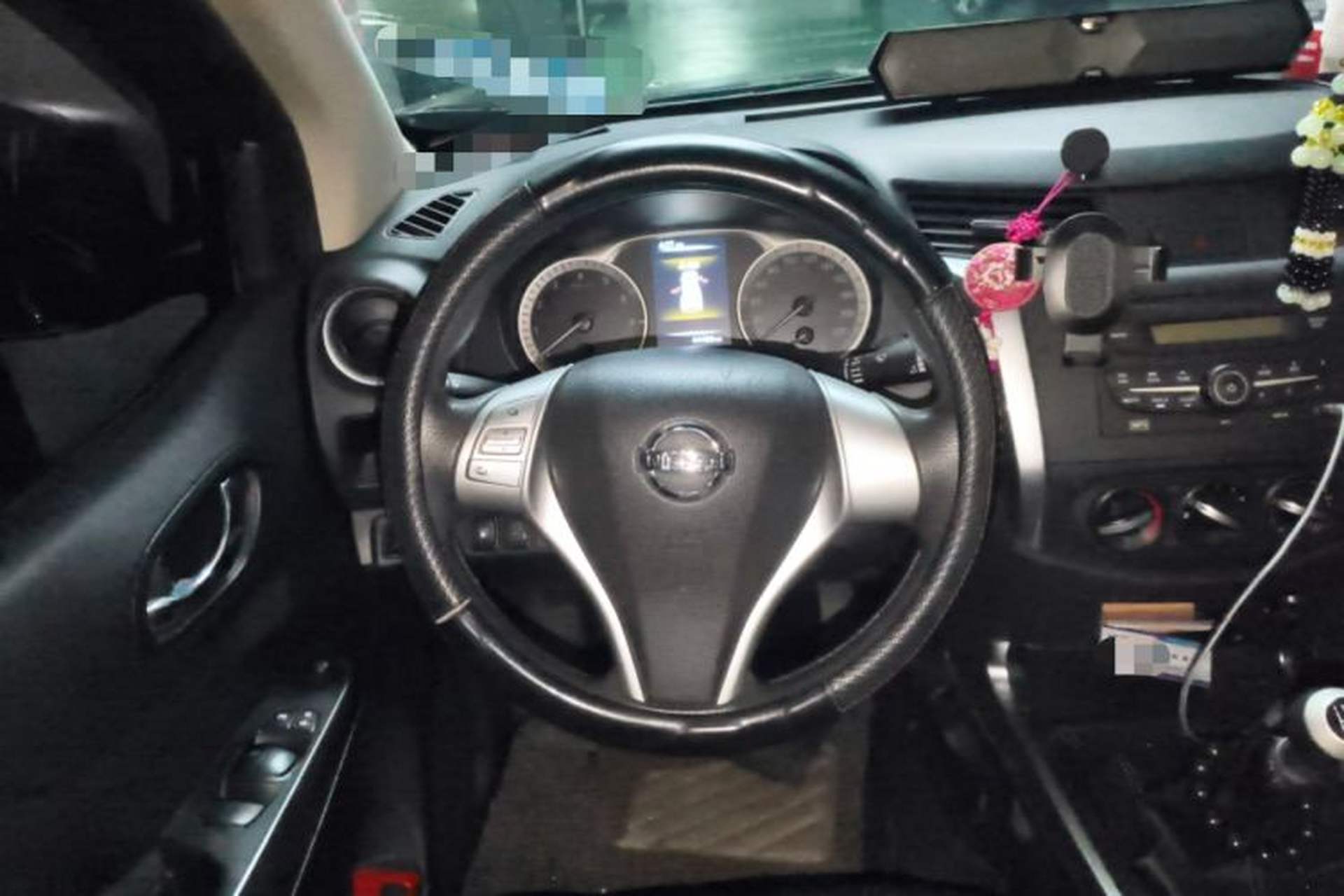 Used Nissan Terra 2020 2.5L XE Manual Two-Wheel-Drive Elite Edition Steering Wheel