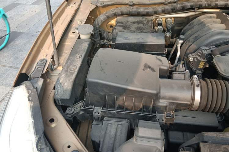 Used Nissan Terra 2020 2.5L XE Manual Two-Wheel-Drive Elite Edition Engine Bay Right