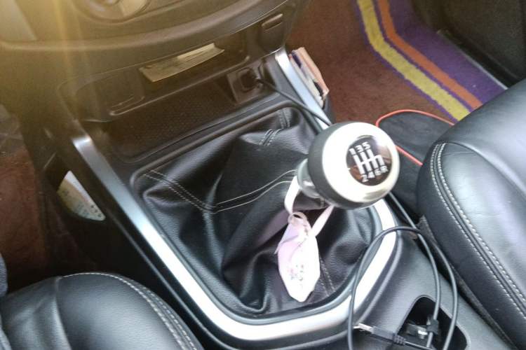 Used Nissan Terra 2020 2.5L XE Manual Two-Wheel-Drive Elite Edition Gear Lever