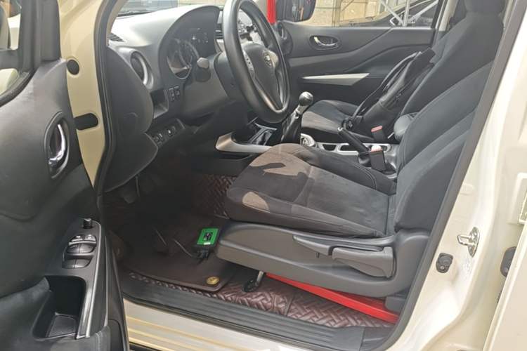 Used Nissan Terra 2020 2.5L XE Manual Two-Wheel-Drive Elite Edition Driver Seat