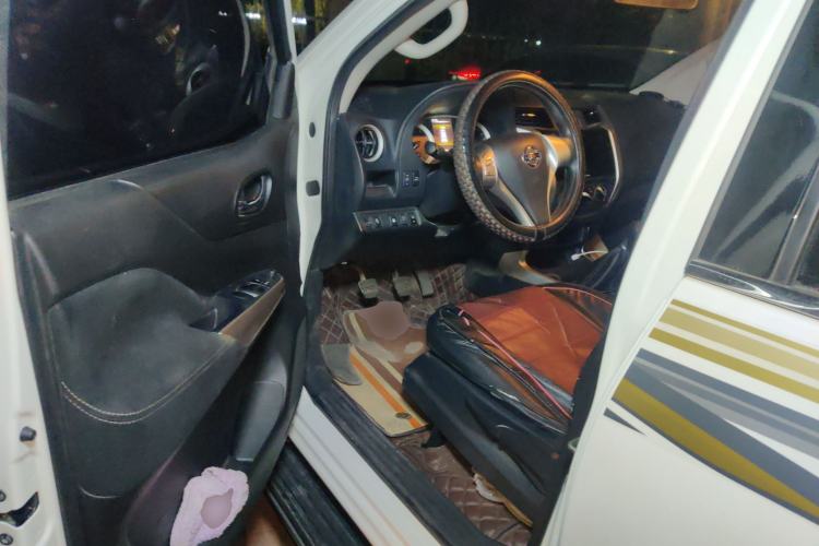 Used Nissan Terra 2020 2.5L XE Manual Two-Wheel-Drive Elite Edition Driver Seat