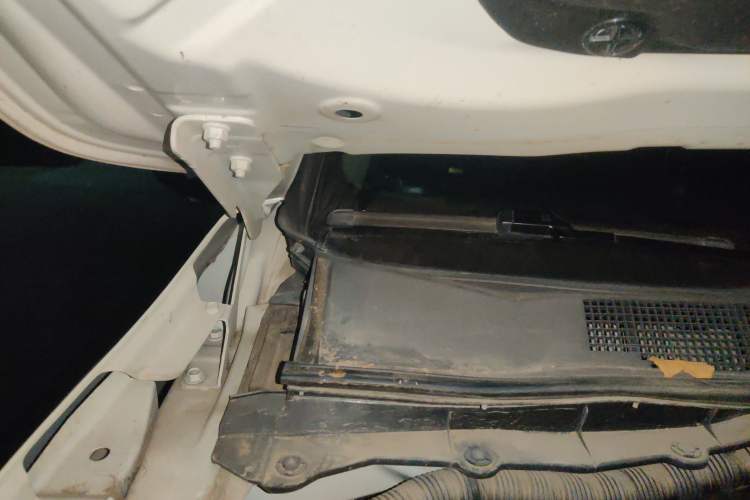 Used Nissan Terra 2020 2.5L XE Manual Two-Wheel-Drive Elite Edition Engine Bay Right