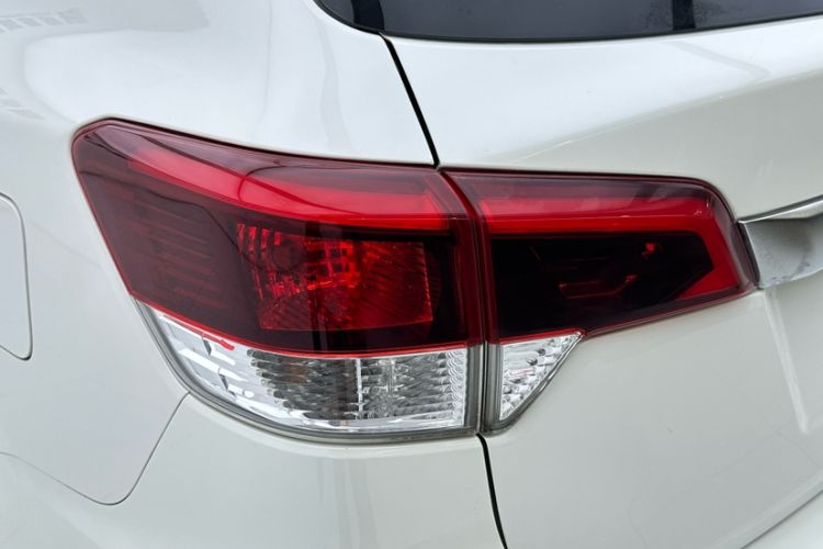 Used Nissan Terra 2020 2.5L XE Manual Two-Wheel-Drive Elite Edition Exterior 4