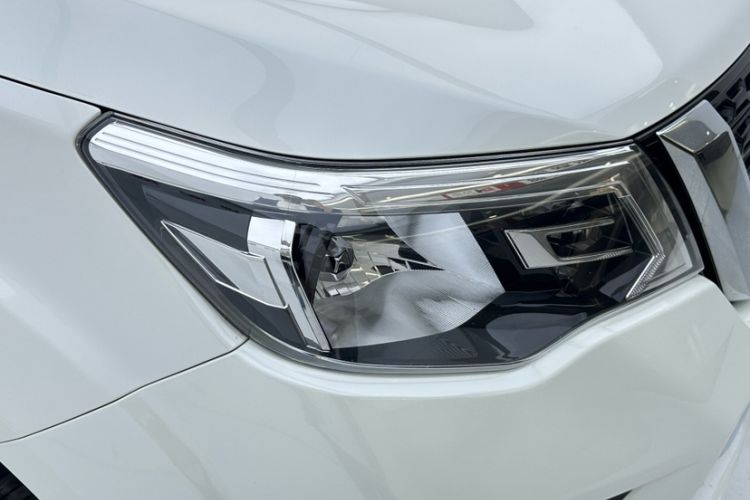 Used Nissan Terra 2020 2.5L XE Manual Two-Wheel-Drive Elite Edition Exterior 8