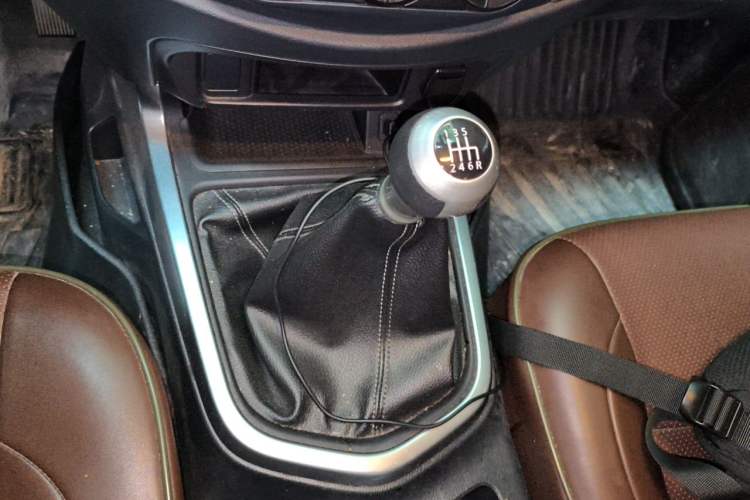 Used Nissan Terra 2020 2.5L XE Manual Two-Wheel-Drive Elite Edition Gear Lever