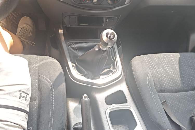 Used Nissan Terra 2020 2.5L XE Manual Two-Wheel-Drive Elite Edition Gear Lever