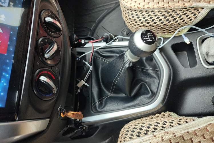 Used Nissan Terra 2020 2.5L XE Manual Two-Wheel-Drive Elite Edition Gear Lever