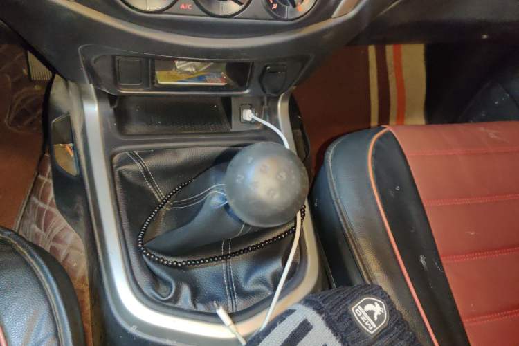 Used Nissan Terra 2020 2.5L XE Manual Two-Wheel-Drive Elite Edition Gear Lever