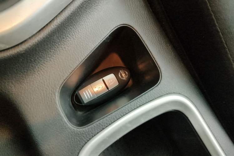 Used Nissan Terra 2020 2.5L XE Manual Two-Wheel-Drive Elite Edition Interior 1