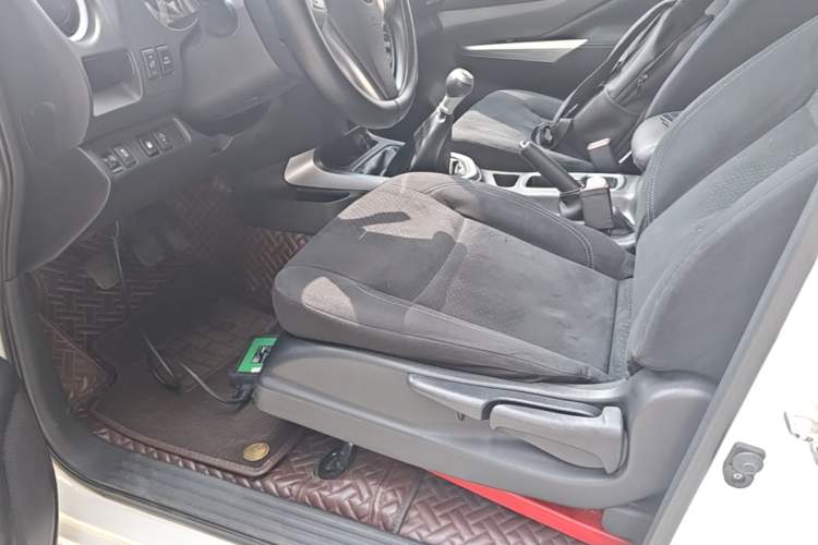Used Nissan Terra 2020 2.5L XE Manual Two-Wheel-Drive Elite Edition Left Front Seat