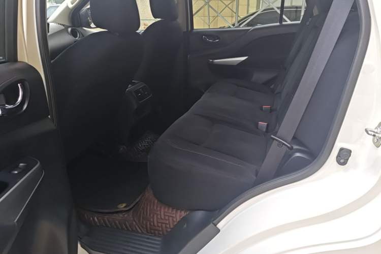 Used Nissan Terra 2020 2.5L XE Manual Two-Wheel-Drive Elite Edition Left Rear Seat