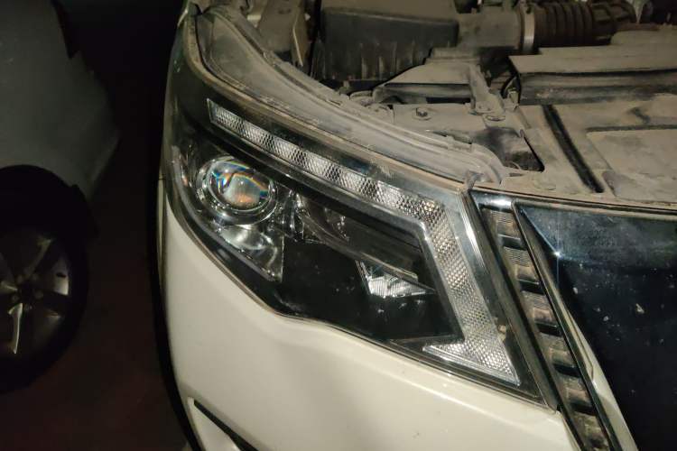 Used Nissan Terra 2020 2.5L XE Manual Two-Wheel-Drive Elite Edition Right Front Headlight