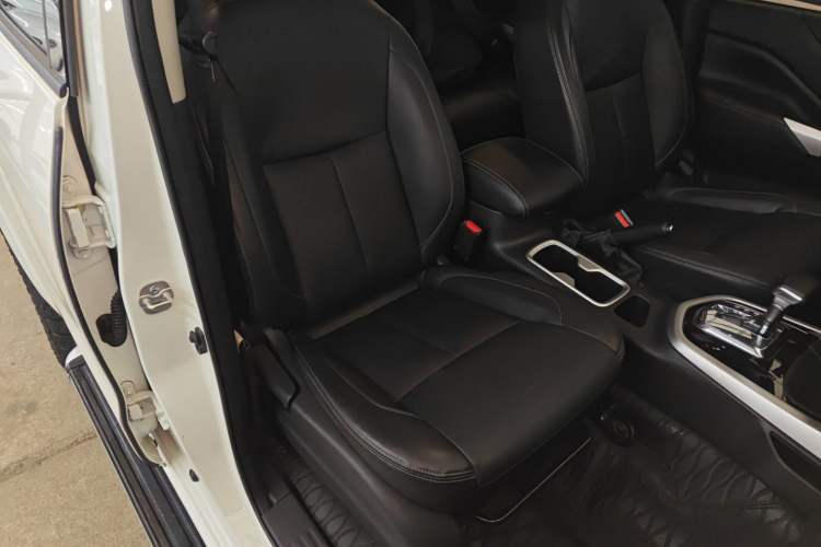 Used Nissan Terra 2020 2.5L XV Automatic 2WD Smart Edition Right Front Seat