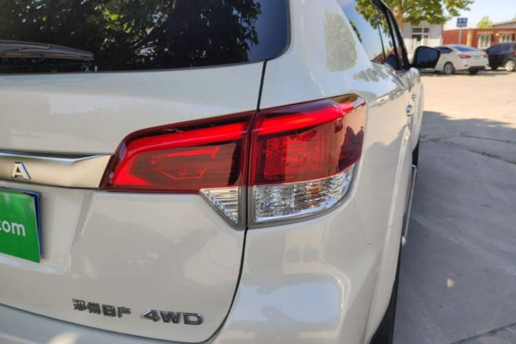 Used Nissan Terra 2020 2.5L XV 4WD Automatic Four-Wheel Drive Flagship Edition Right Rear Taillight
