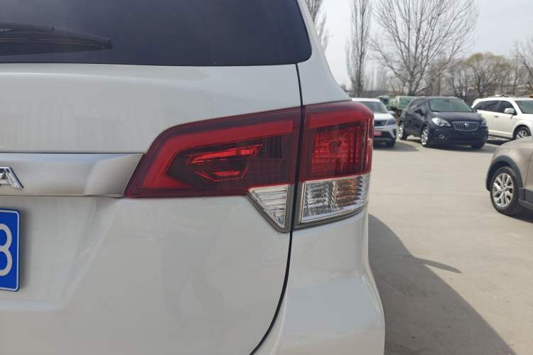 Used Nissan Terra 2020 2.5L XL Upper Automatic Two-Wheel Drive Luxury Edition Right Rear Taillight
