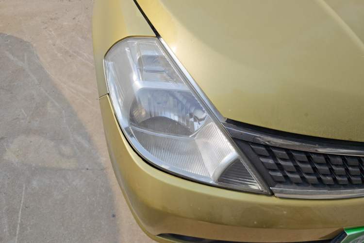 Used Nissan Tiida 2005 1.6GE AT Right Front Headlight