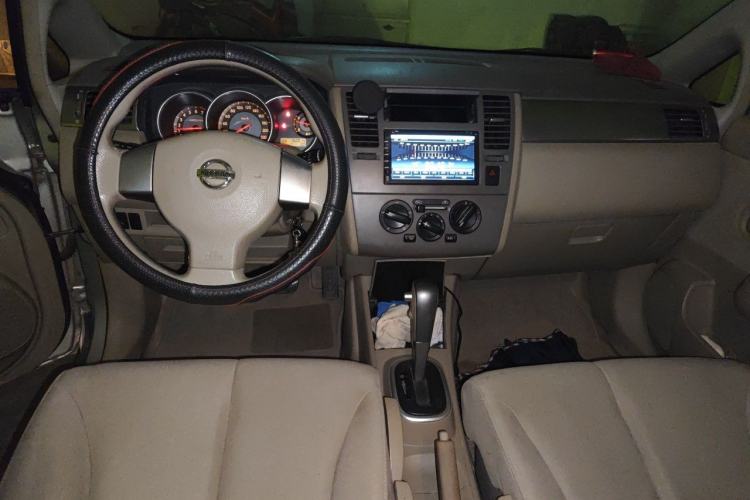 Used Nissan Tiida 2005 1.6G AT Center Console
