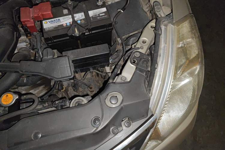 Used Nissan Tiida 2005 1.6G AT Engine Bay Left