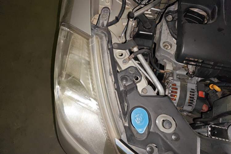 Used Nissan Tiida 2005 1.6G AT Engine Bay Right