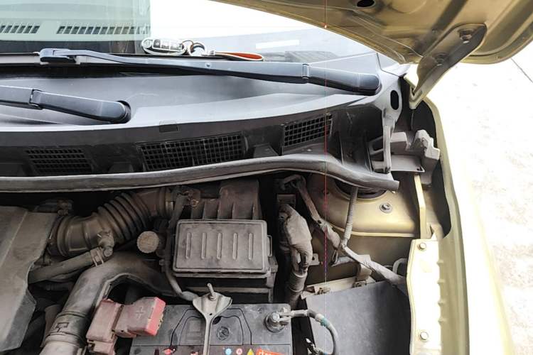 Used Nissan Tiida 2005 1.6GE AT Engine Bay Left