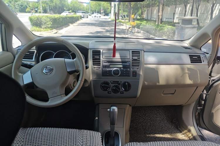Used Nissan Tiida 2006 1.6 GE AT Center Console