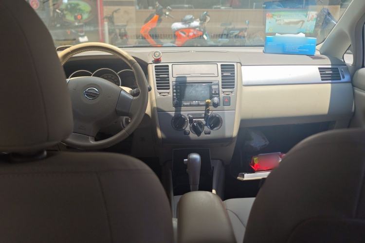 Used Nissan Tiida 2006 1.6 GE AT Center Console