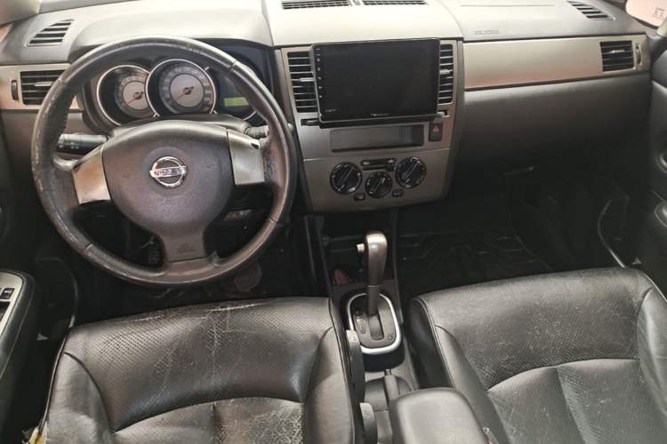 Used Nissan Tiida 2006 1.6 GE AT Center Console