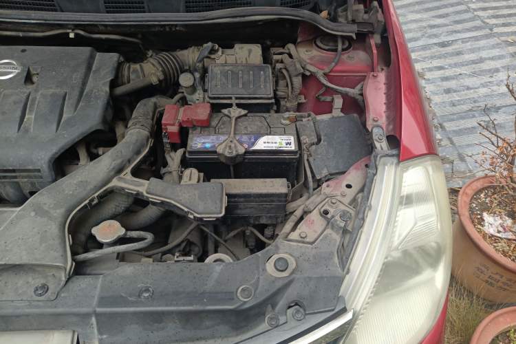 Used Nissan Tiida 2006 1.6G AT Engine Bay Left