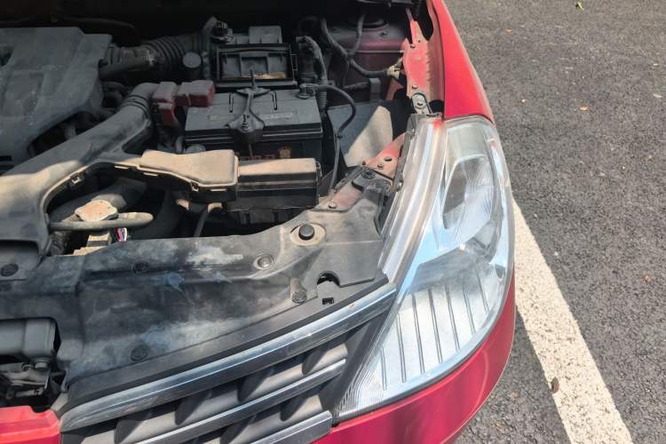 Used Nissan Tiida 2006 1.6G MT Engine Bay Left