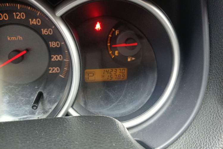 Used Nissan Tiida 2006 1.6G AT Odometer Close Up