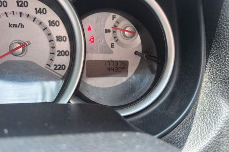 Used Nissan Tiida 2006 1.6G MT Odometer Close Up