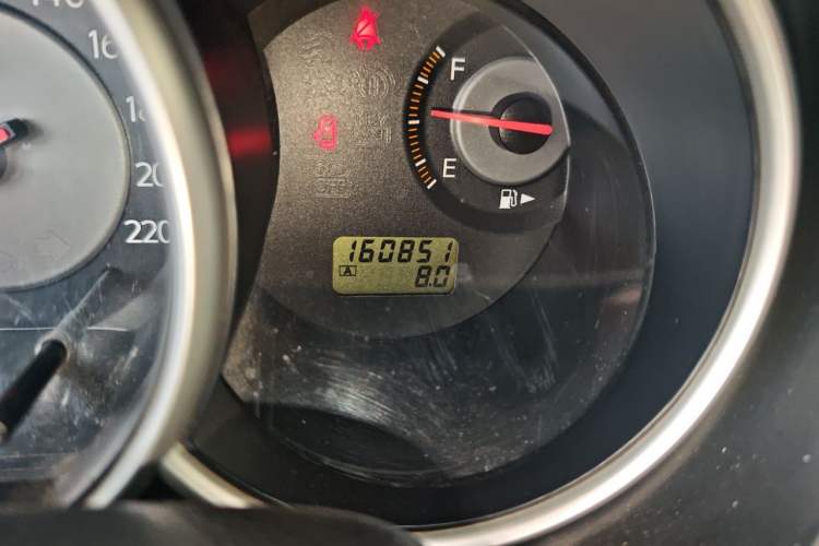 Used Nissan Tiida 2006 1.6G MT Odometer Close Up