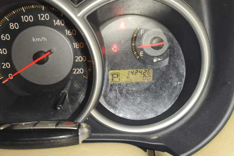 Used Nissan Tiida 2006 1.6 GE AT Odometer Close Up