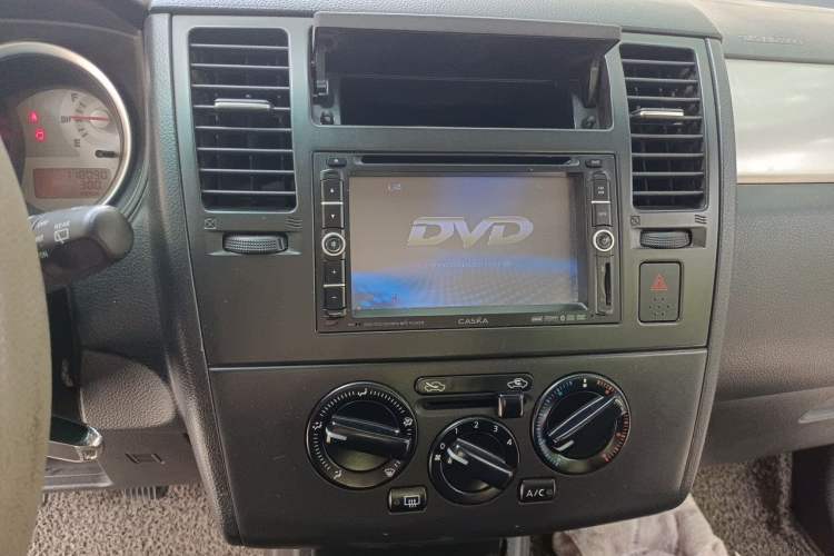 Used Nissan Tiida 2008 1.6L Manual Fashion Model Audio And AC Panel