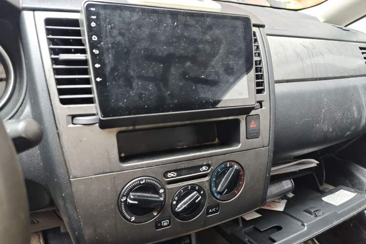 Used Nissan Tiida 2008 1.6L Manual Fashion Model Audio And AC Panel