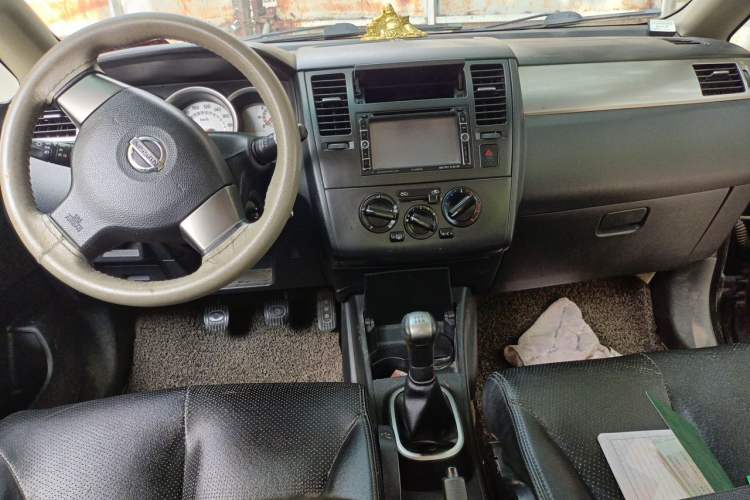 Used Nissan Tiida 2008 1.6L Manual Fashion Model Center Console