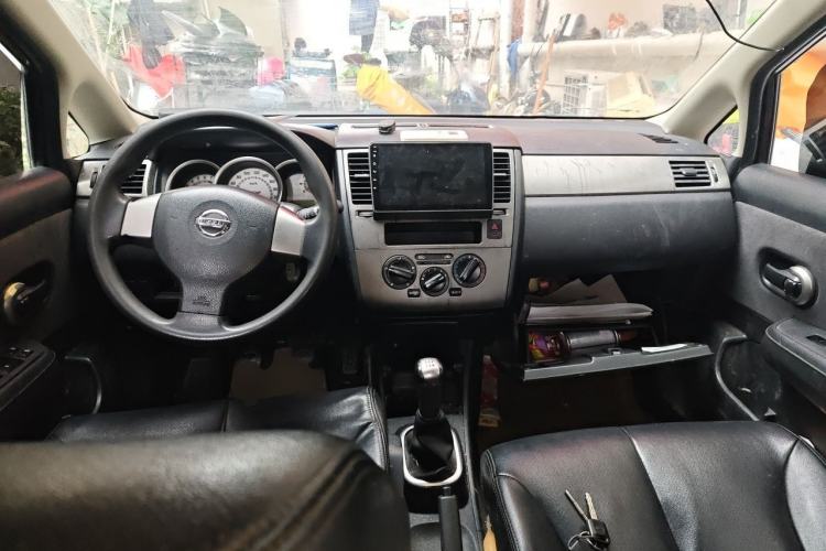 Used Nissan Tiida 2008 1.6L Manual Fashion Model Center Console