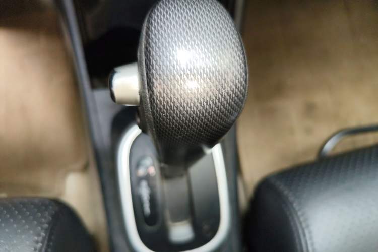 Used Nissan Tiida 2008 1.6L Automatic Smart Version Gear Lever