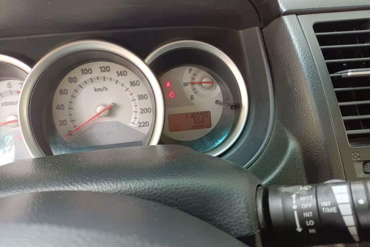 Used Nissan Tiida 2008 1.6L Manual Fashion Model Odometer Close Up