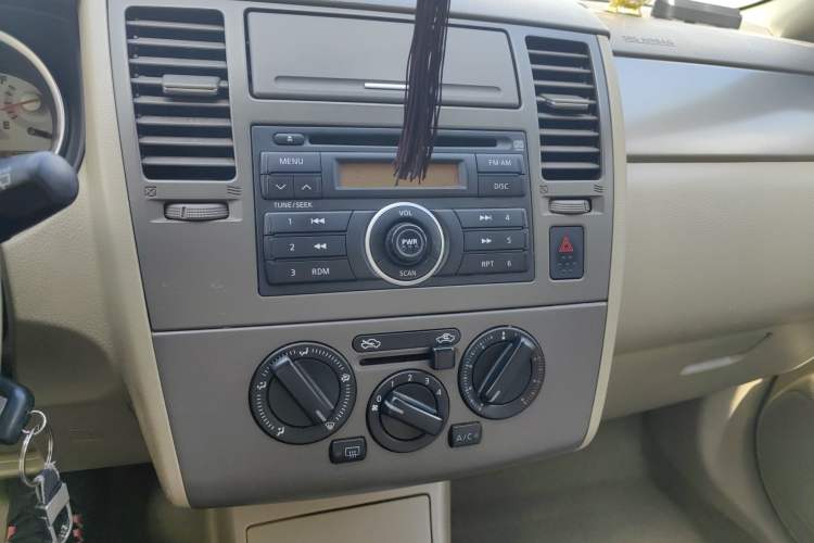 Used Nissan Tiida 2008 1.6L Manual Fashion Model Audio And AC Panel