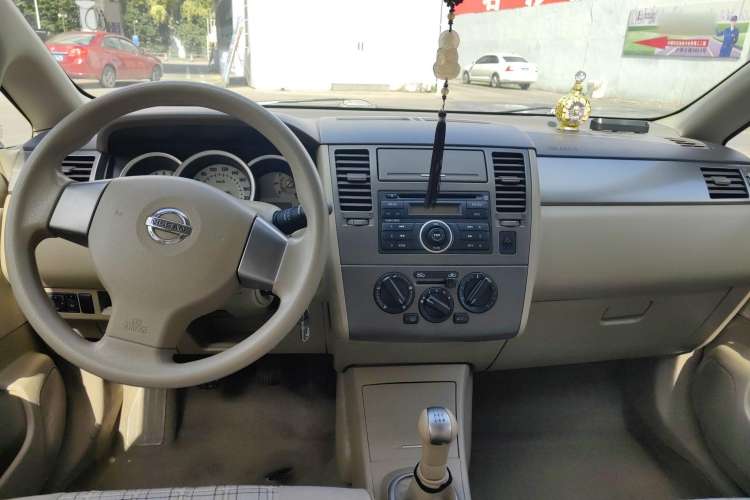 Used Nissan Tiida 2008 1.6L Manual Fashion Model Center Console