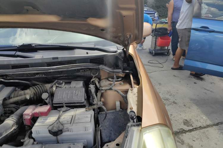 Used Nissan Tiida 2008 1.6L Manual Fashion Model Engine Bay Left