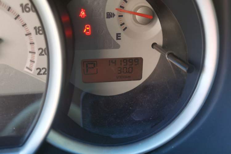 Used Nissan Tiida 2008 1.6L Automatic Smart Version Odometer Close Up