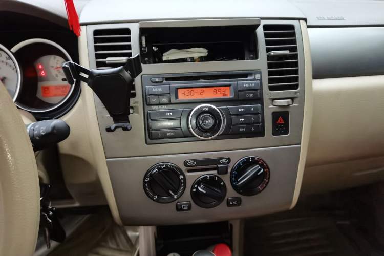 Used Nissan Tiida 2008 1.6L Automatic Fashion Edition Audio And AC Panel