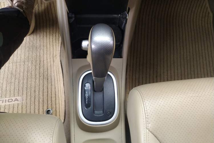 Used Nissan Tiida 2008 1.6L Automatic Smart Version Gear Lever