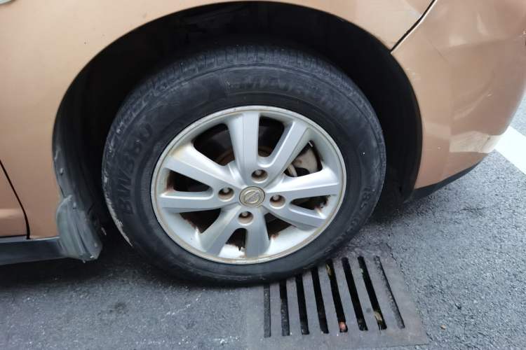 Used Nissan Tiida 2008 1.6L Automatic Fashion Edition Right Front Wheel Hub